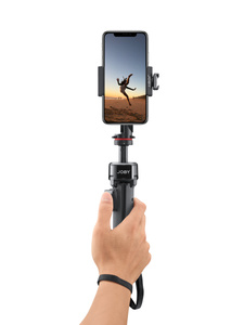 Una mano che usa il treppiede di JOBY chiuso come impugnatura per puntare facilmente l’iPhone montato in qualsiasi direzione.