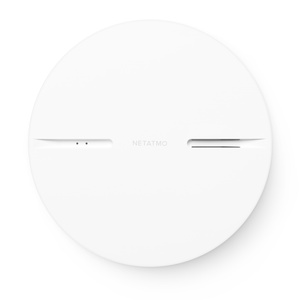De minimalistische ronde rookmelder van Netatmo heeft een ingebouwde batterij waarvan de levensduur van 10 jaar overeenkomt met die van de rookmelder.