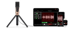 Connected microphone on tripod next to iPad, iPhone and Apple Watch, displaying audio apps.