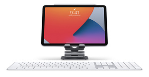 Ansicht des Ständers, der ein iPad im Querformat sichert. Davor liegt eine kabellose Tastatur. Bequem zum Arbeiten.