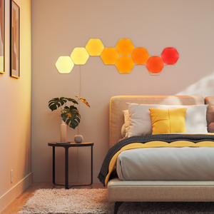 Mehr als 16 Millionen Farben der Nanoleaf Shapes sorgen bei der Arbeit oder beim Spielen für die richtige Atmosphäre.