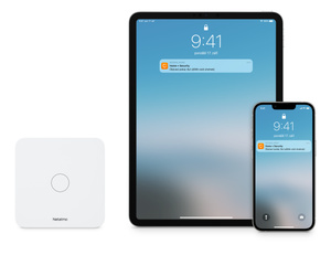 Hlásič podporuje HomeKit, a když detekuje oxid uhelnatý, pošle upozornění do tvého iPhonu nebo iPadu a spustí zabudovaný alarm o síle 85 decibelů.