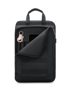 Porte-clés Incase attaché à l’intérieur d’une sacoche, près d’un iPad.