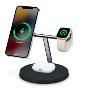 充电器的斜侧视图，展示 iPhone、Apple Watch 和适用于 AirPods 的无线充电盒各自就位放在充电器上。