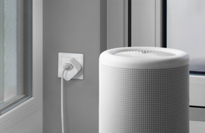 Der Eve Energy Stecker in einer Standardsteckdose, der einen Raumluftbefeuchter steuert.