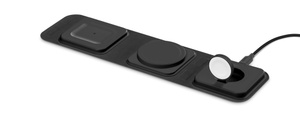 มุมมองเอียงข้าวของที่ชาร์จพกพา mophie 3-in-1 เชื่อมต่อสายไฟอยู่ แสดงให้เห็นบริเวณพื้นที่ชาร์จแบบไร้สายสำหรับ Airpods, iPhone และ Apple Watch 