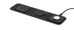 มุมมองเอียงข้างของที่ชาร์จพกพา mophie 3-in-1 แสดงให้เห็นบริเวณพื้นที่ชาร์จแบบไร้สายสำหรับ AirPods และ iPhone โดยมีที่ชาร์จ Apple Watch วางราบอยู่