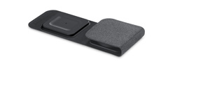 ที่ชาร์จพกพา mophie 3-in-1 โดยมีส่วนที่ใช้ชาร์จ Apple Watch พับทับกับที่ชาร์จสำหรับ iPhone