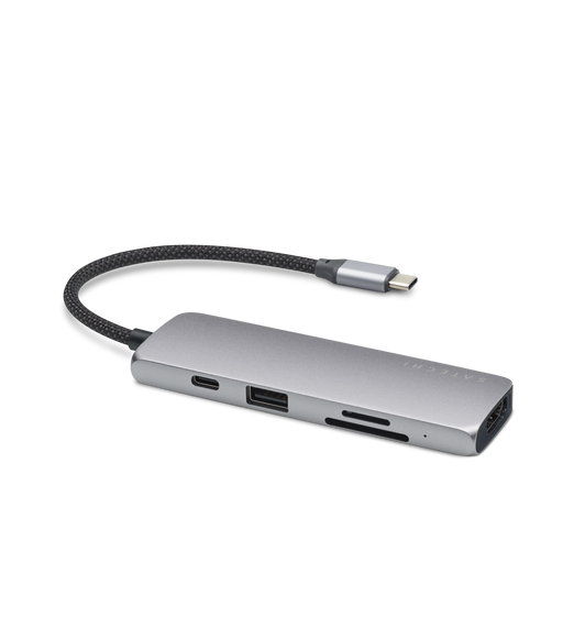 Multiport Pro de Satechi avec le connecteur USB-C à droite et l’adaptateur à gauche qui montre les ports USB-C, USB-A et SD et le port HDMI à l’extrémité.