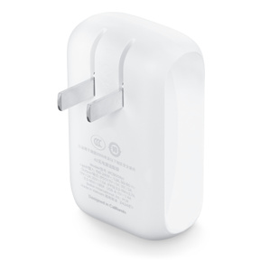 Belkin BoostCharge 双端口壁式充电器，插脚呈折叠收起状态。