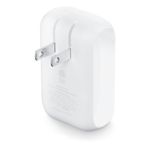 圖片展示插腳已展開的 Belkin BoostCharge 雙插座充電器。