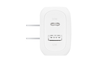 Belkin BoostCharge 双端口壁式充电器的底部，展示位于上方的 30 瓦 USB-C 端口和位于下方的 12 瓦 USB-A 端口。