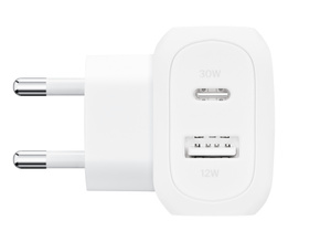 ด้านล่างของที่ชาร์จติดผนัง Belkin BoostCharge Dual พร้อมพอร์ต USB-C ขนาด 30 วัตต์ ที่ด้านบนและพอร์ต USB-A ขนาด 12 วัตต์ ที่ด้านล่าง