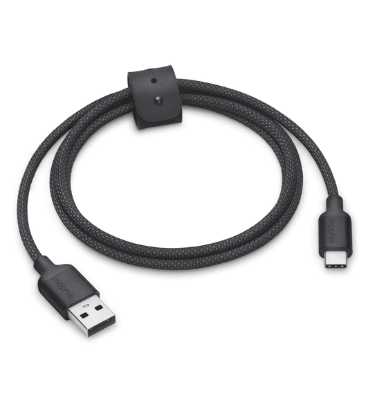 mophie USB-A 转 USB-C 编织充电线呈卷起状，以一体式硅胶束线带固定。