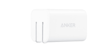 白色 Anker 50W USB-C 双端口壁式充电器，插脚折叠收回。