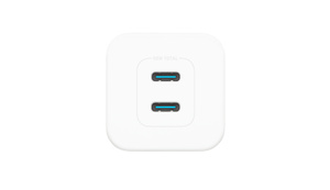 白色 Anker 50W 壁式充电器，具有两个 USB-C 端口。
