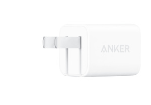 白色 Anker 30W 充电器，插脚展开伸出。