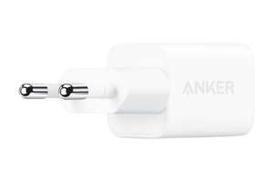 플러그를 펼쳐 꺼낸 화이트 색상 Anker 30W Charger의 모습