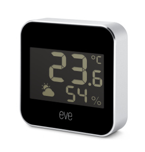 Vista angular do dispositivo Eve Weather, estrutura prateada, a mostrar a temperatura e a humidade, logótipo Eve no centro inferior