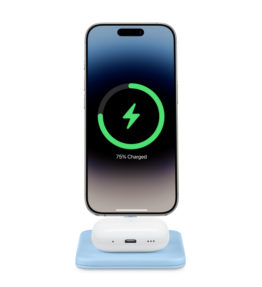 Station de charge sans fil 2-en-1 HiRise 2 Deluxe de Twelve South rechargeant simultanément un iPhone en haut et un boîtier d’AirPods en bas