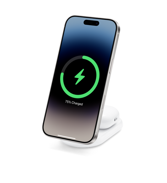 Magnetická skládací nabíječka Belkin BoostCharge 2 v 1, připnutý iPhone na výšku