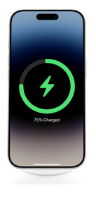 Chargeur BoostCharge blanc sur lequel est fixé un iPhone en mode paysage, logo Belkin en bas