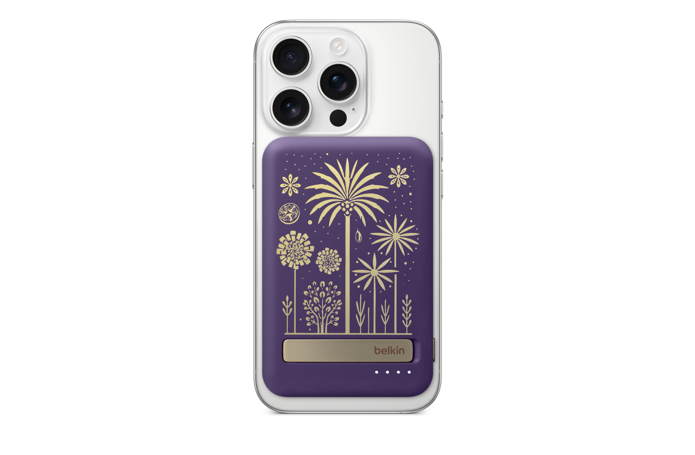 الشاحن المحمول BoostCharge Power Bank من Belkin مثبت مغناطيسياً على iPhone، مسند يحمل شعار Belkin، مؤشرات ضوئية LED في الأسفل