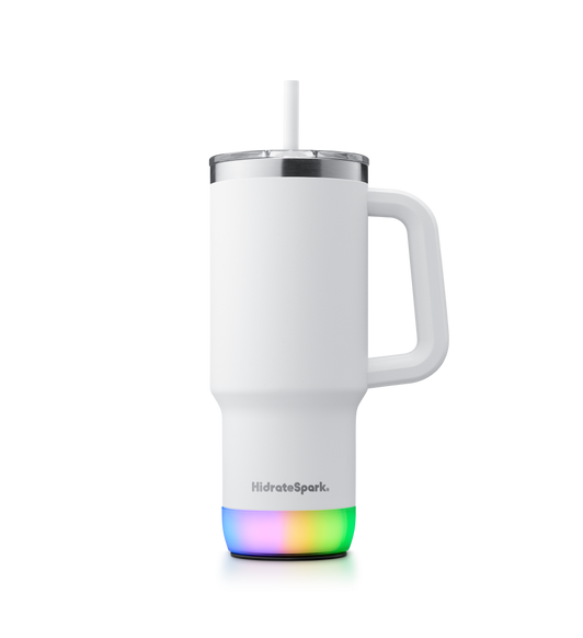 Vista frontal exterior de la taza inteligente PRO 2 de HidrateSpark en blanco que muestra una pajita en la parte superior, asa grande, luz multicolor de 360 grados en la parte inferior y logotipo de HidrateSpark en plata en la parte inferior