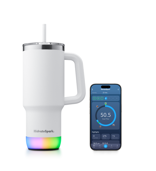 HidrateSpark 智能吸管杯，右侧的 iPhone 显示 Hydrate app 数据。