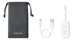 Der Twelve South AirFly Pro Deluxe kommt mit einer Reisetasche, einem Bluetooth Sender, einem internationalen Flugzeugadapter und einem USB-C auf USB-A Ladekabel