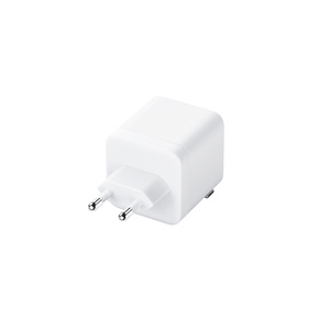 플러그를 펼쳐 꺼낸 Nimble Wally Stretch 65W Wall Charger의 모습