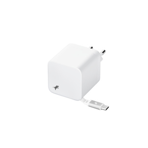 오른쪽 아래로 내장 USB-C 케이블이 나와 있고, 왼쪽 아래에 Nimble 로고가 그려져 있는 화이트 색상 Nimble Wally Stretch 65W Wall Charger의 모습