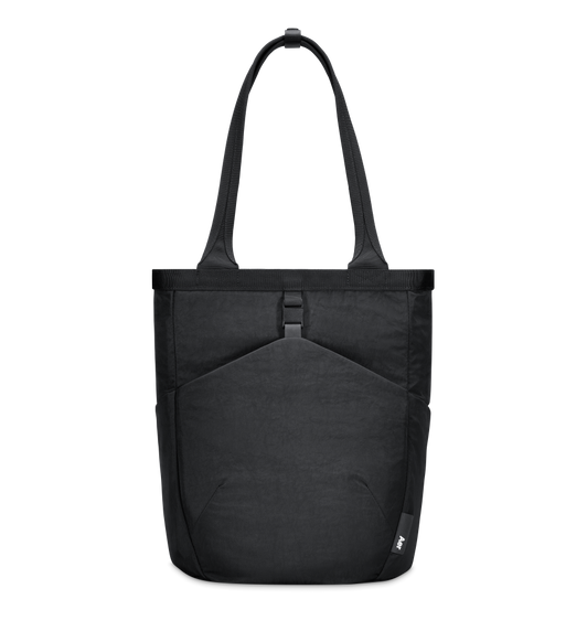 Bolso Go Tote 2 de Aer, parte delantera, color negro, correa en la parte superior, parte inferior redondeada, bolsillo delantero con cierre magnético, etiqueta de la marca Aer abajo a la derecha
