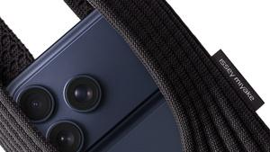 iPhoneアクセサリー iPhone Pocket ISSEY MIYAKE Long Black iPhone Pocket by Issey Miyake - Long - Black - Apple