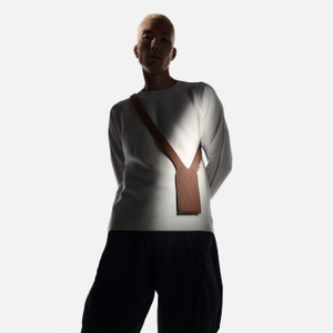 iPhone Pocket by Issey Miyake - ロング - シナモン - Apple（日本）