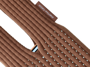 iPhone Pocket by Issey Miyake - ロング - シナモン - Apple（日本）