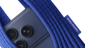 iPhone Pocket by Issey Miyake - ショート - サファイア - Apple（日本）