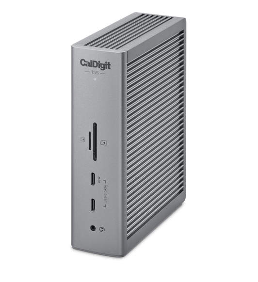 银色 CalDigit TS5 雷雳 5 扩展坞，正面外观，展示上方的 CalDigit 标志、矩形机身设计和正面端口。