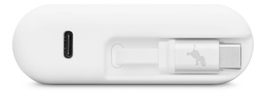 Nimble Wally Stretch-lichtnetadapter, onderkant, kleur wit, USB-C-oplaadpoort links, uittrekbare USB-C-kabel met rechts het Nimble-logo erop