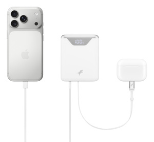 Nimble Wally Stretch-lichtnetadapter laadt links een iPhone op en rechts een AirPods-case