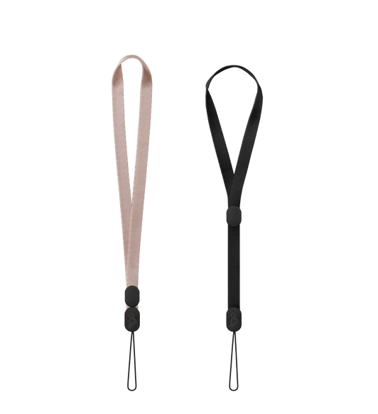 Tech21 手腕挂绳两件装，左侧为灰色款，右侧为黑色款，两条挂绳的调节卡扣处于不同位置，末端系有挂绳环。