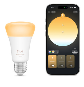 Philips Hue-lamp, voorkant, witte behuizing, oranje lamp, iPhone-app met regelaar ingesteld op dezelfde kleur als de lamp
