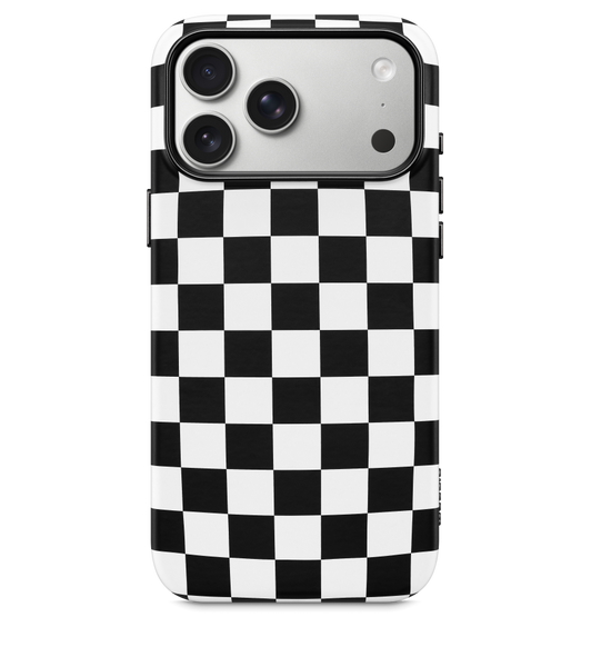 黑白配色的 Mophie Check 保护壳，背面外观，采用棋盘格图案，并为 iPhone 拍摄系统预留了孔位。
