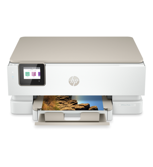 Impresora Envy Photo 7230 de HP, parte frontal, color gris con cubierta superior marrón, pantalla con el estado de los colores a la izquierda, bandeja de papel en el centro, logo de HP en el centro