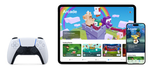 Sony PlayStation DualSense-draadloze controller links, iPad en iPhone met Apple Arcade-scherm rechts