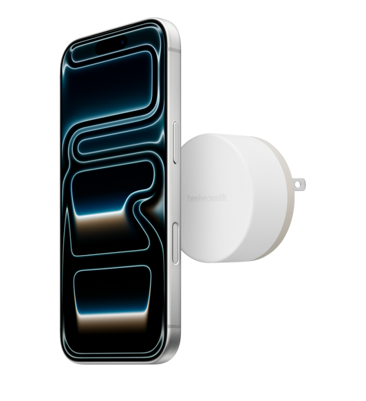 Cargador PowerBug Qi2.2 de Twelve South, color blanco, forma redondeada, logo de Twelve South en el centro, enchufe de pared en la parte trasera, en posición para cargar el iPhone