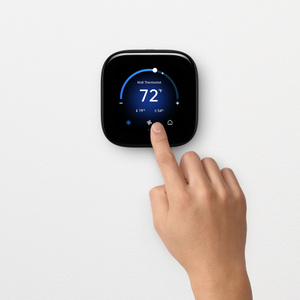 Aqara Thermostat Hub W200, finger adjusting on-screen settings