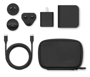 Contenu de la trousse, adaptateurs inclus dans la partie supérieure gauche, câble USB-C dans la partie inférieure gauche, fiche pour prise murale et chargeur 3-en-1 dans la partie supérieure droite, étui de voyage de qualité supérieure dans la partie inférieure droite