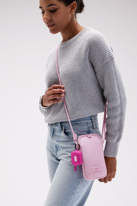 Herschel AirTag Charm - ピンク - 教育 - Apple（日本）