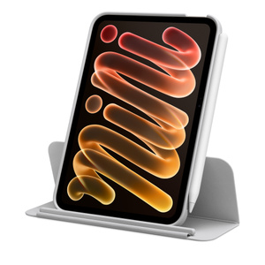 iPad mini met bevestigde Belkin Infinity Folio in de kleur maansteen (lichtgrijs), staande stand, Apple Pencil Pro eraan bevestigd, Infinity Folio achter iPad mini gevouwen voor leesstand